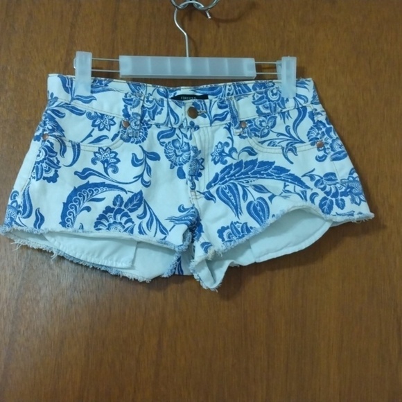 Forever 21 White &Blue Print Denim Shorts size 28 - Picture 4 of 5